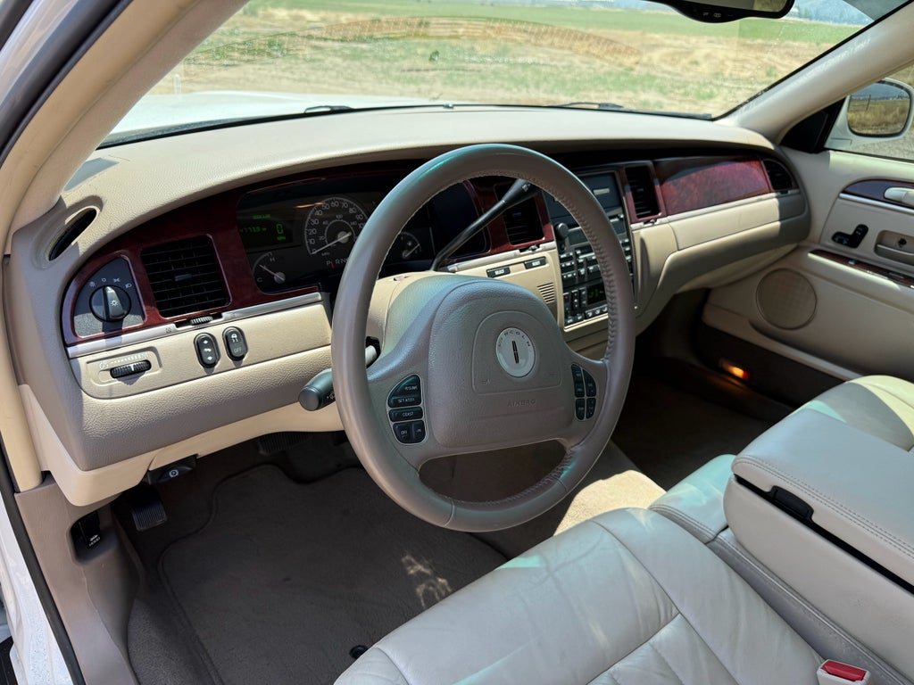 2004 Lincoln Town Car Signature