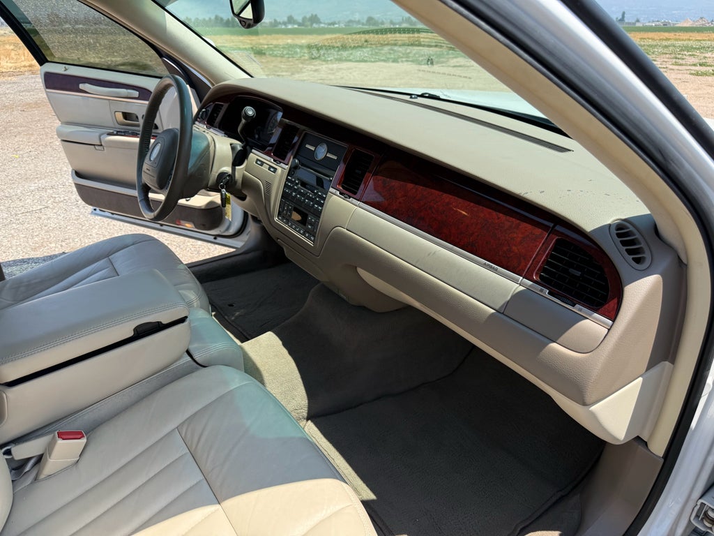 2004 Lincoln Town Car Signature